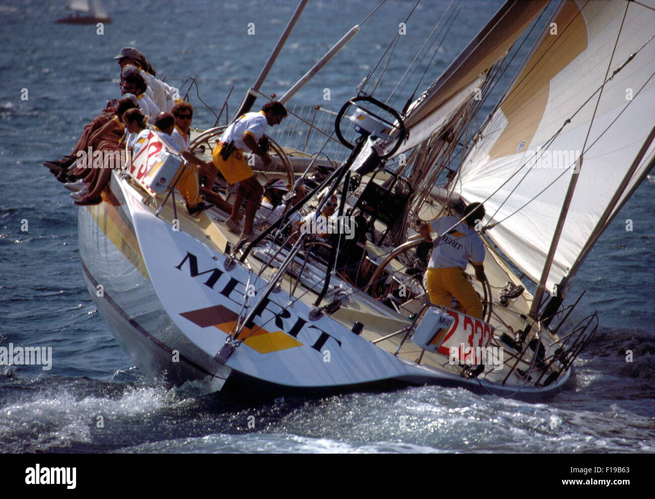 AJAXNETPHOTO. 1989. SOLENT, en Angleterre. FASTNET RACE 1989 - YACHT SUISSE MÉRITE SKIPPÉ PAR PIERRE FEHLMANN. BRUCE FARR CONÇU MAXI YACHT EST UNE RACE WHITBREAD ENTRÉE. PHOTO : JONATHAN EASTLAND / AJAX REF:890687 Banque D'Images