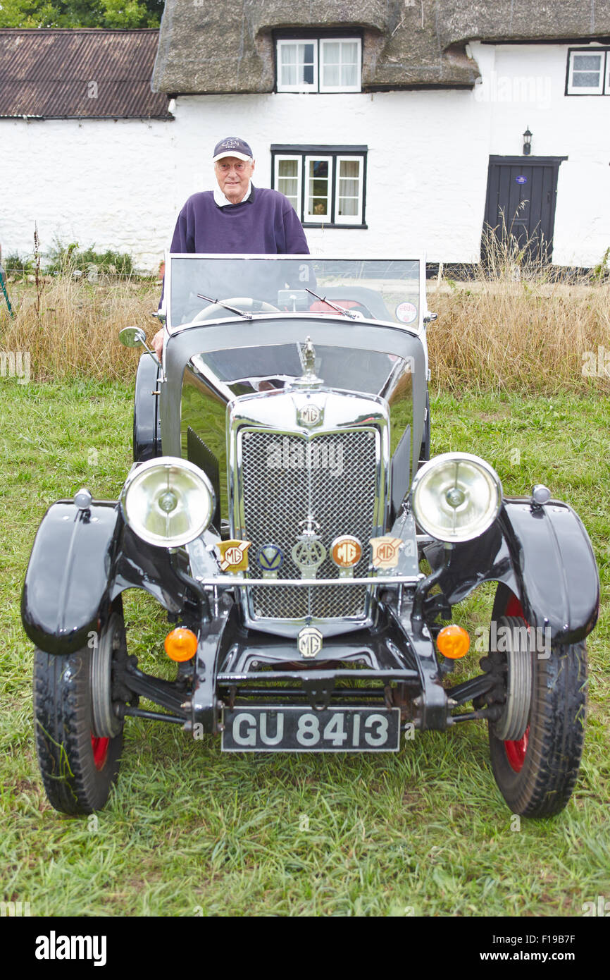 Un homme conduit sa £65 000 MG vintage 1880 Speedbody lors d'une fête du village dans l'Oxfordshire. La voiture a été construit à Oxford dans les années 20. Banque D'Images