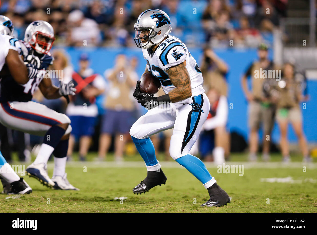 28 août 2015 Charlotte, Caroline Panthère Brandon Wegher running back # 32 trouve un trou dans la ligne défensive dans un match contre les New England Patriots le 28 août 2015, au stade Bank of America à Charlotte, Caroline du Nord. Les Patriotes défait les Panthers 17-16. Margaret Bowles/CSM Banque D'Images