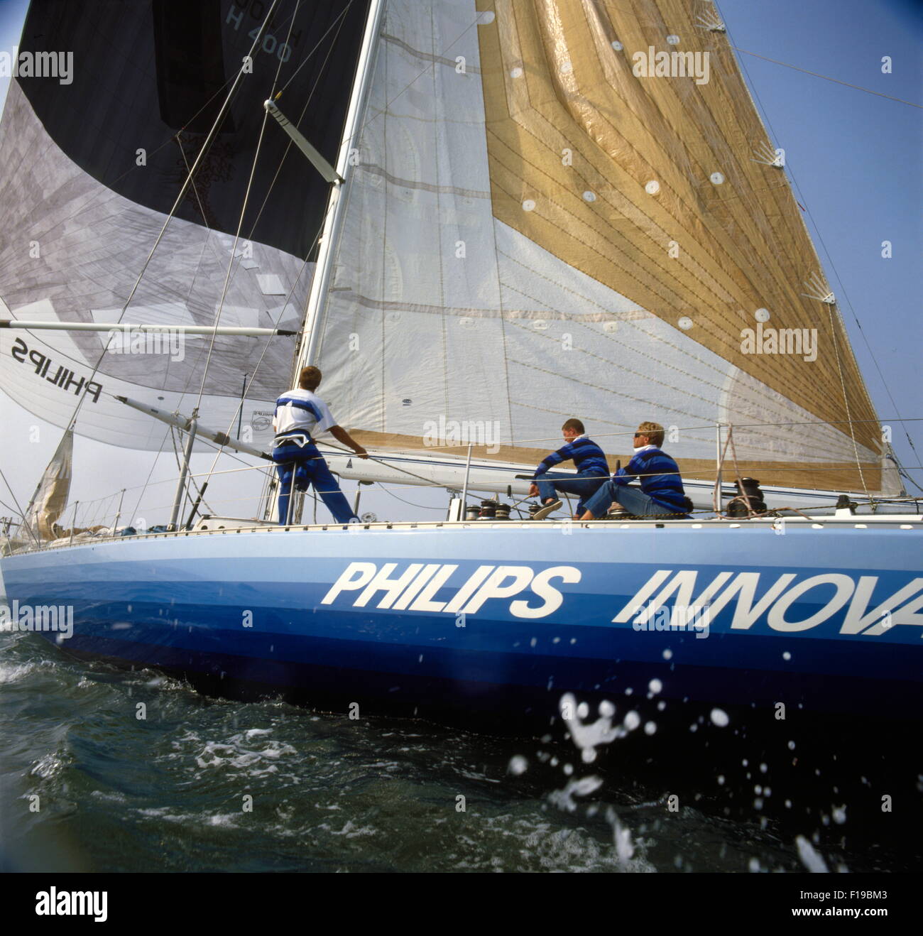 AJAXNETPHOTO - 1985 - Solent, en Angleterre. - WHITBREAD ROUND THE WORLD RACE ENTRÉE INNOVATEUR PHILIPS (HOL) SKIPPÉ PAR DIRK NAUTA SE DIRIGE VERS LES AIGUILLES AU DÉMARRAGE DE LA PREMIÈRE JAMBE. PHOTO:JONATHAN EASTLAND/AJAX REF:853714 Banque D'Images