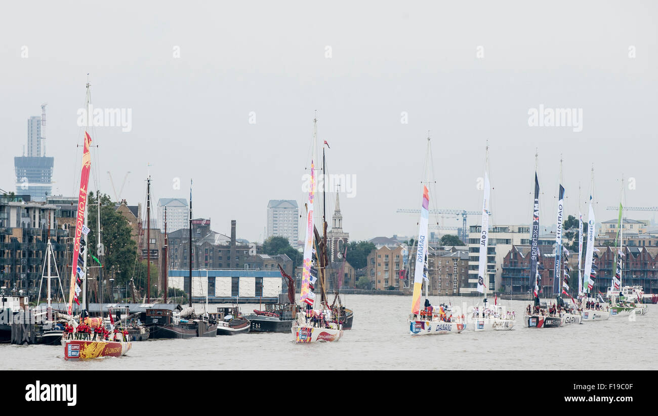 Londres, Royaume-Uni. 30 août 2015. Les douze bateaux disponibles sur le Clipper Round the World race laisser leurs amarres à St Katherine's Dock pour leur voyage le long de la Tamise pour le début de leur 40 000 km, 11 mois de la race. Chaque location comprend un équipage de 22 - skipper professionnel et le reste des amateurs, dont beaucoup n'avaient jamais navigué avant de relever le défi. Crédit : Stephen Chung / Alamy Live News Banque D'Images