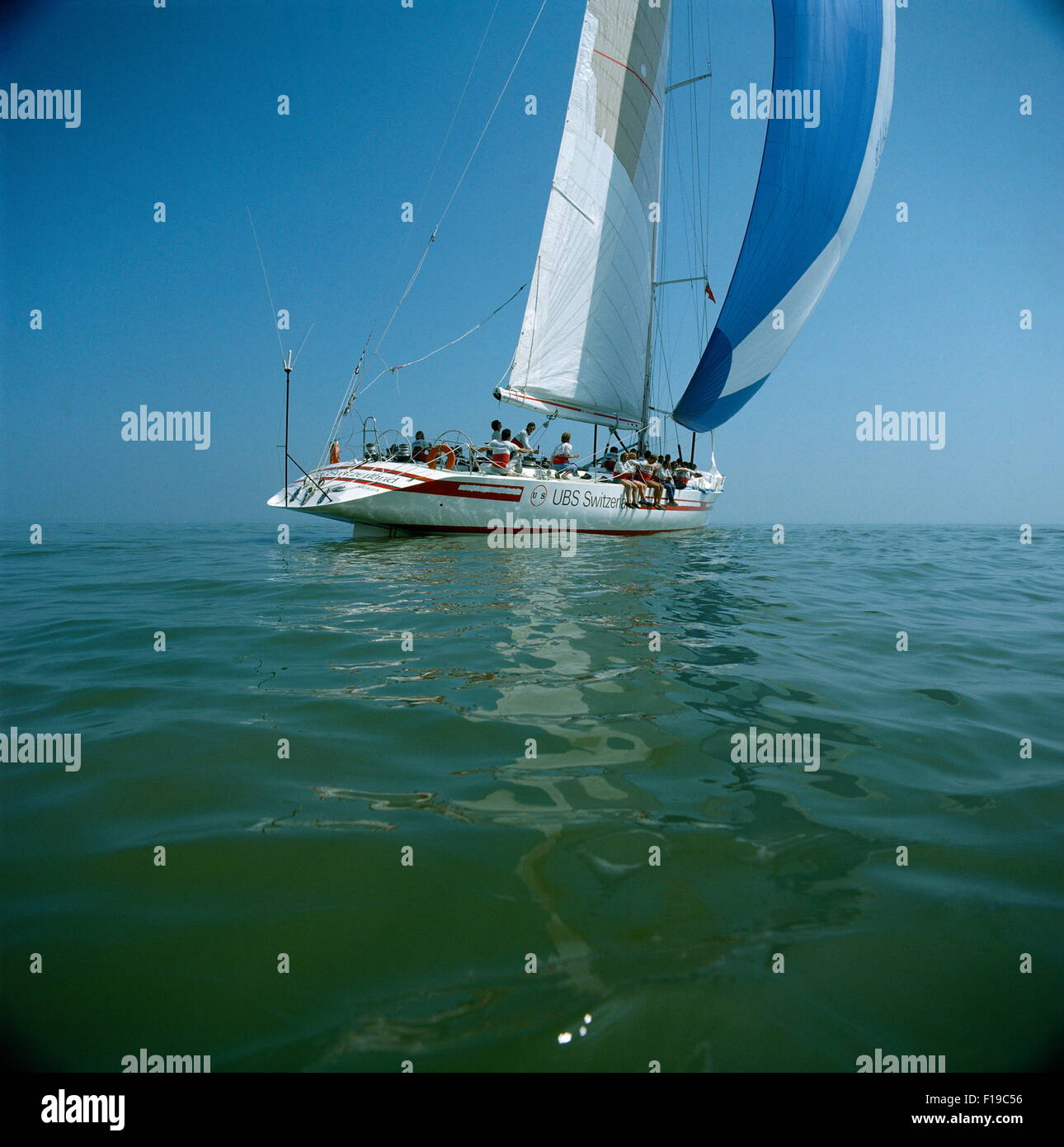 AJAXNETPHOTO - 1985. - SOLENT, en Angleterre. La SÉRIE MAXI - UBS Suisse (CH) SKIPPÉ PAR PIERRE FEHLMANN. BRUCE FARR CONÇU EST UN SLOOP COURSE WHITBREAD ENTRÉE. PHOTO:JONATHAN EASTLAND/AJAX REF:HDD   1985 YA UBS Banque D'Images