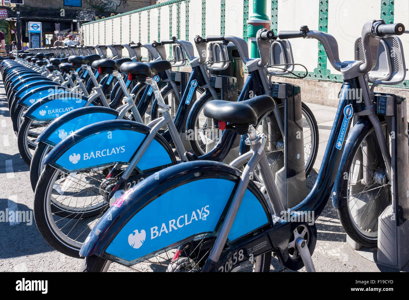 Une rangée de Barclay's louer des vélos de marque. Banque D'Images