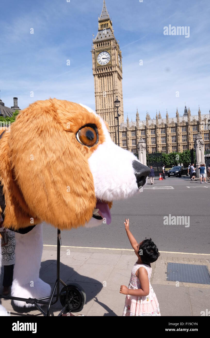 Un grand beagle est arrivé à la place du Parlement. Il a parcouru le pays, recueillant des fonds pour des organismes de bienfaisance comprend : Atmosphère Où : London, Royaume-Uni Quand : 29 Oct 2015 Banque D'Images
