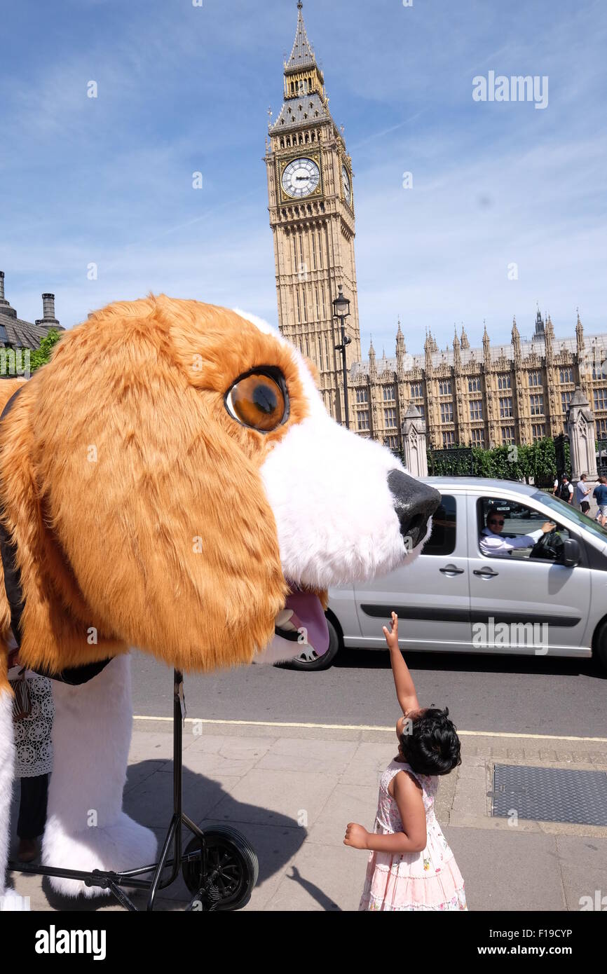 Un grand beagle est arrivé à la place du Parlement. Il a parcouru le pays, recueillant des fonds pour des organismes de bienfaisance comprend : Atmosphère Où : London, Royaume-Uni Quand : 29 Oct 2015 Banque D'Images