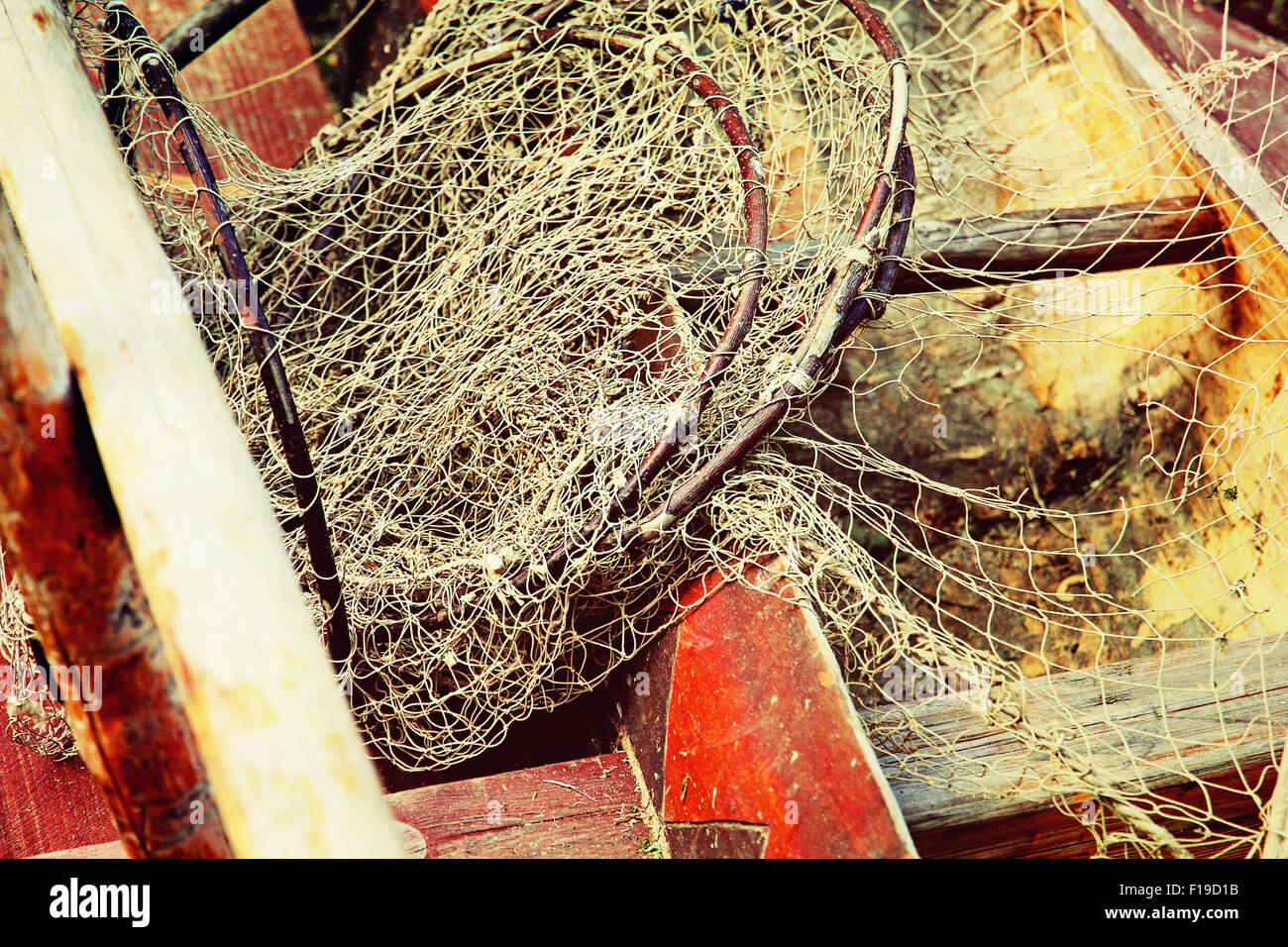 Matériels de pêche dans le vieux bateau en bois.la tonalité de l'image. Banque D'Images