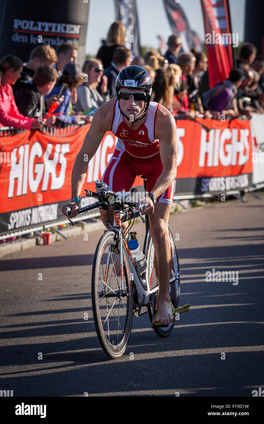 Triathlète vient de commencer sur l'étape du cycle de 180 km dans la région de KMD Ironman Copenhague, Danemark Banque D'Images