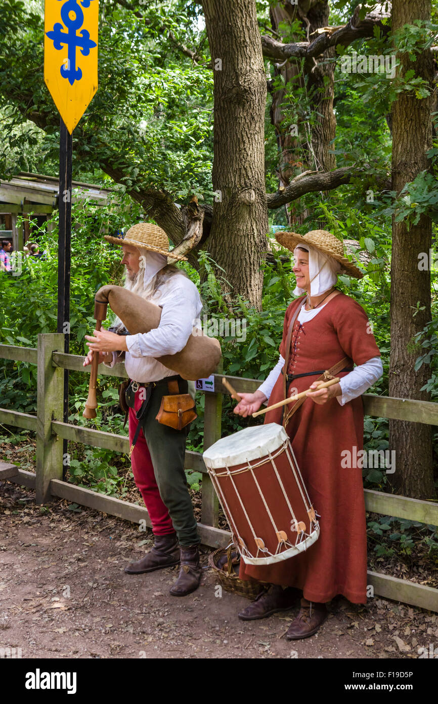 Des reconstitutions historiques en costumes à la Robin Hood Festival en août 2015, Sherwood Forest Country Park, Dorset, UK Banque D'Images