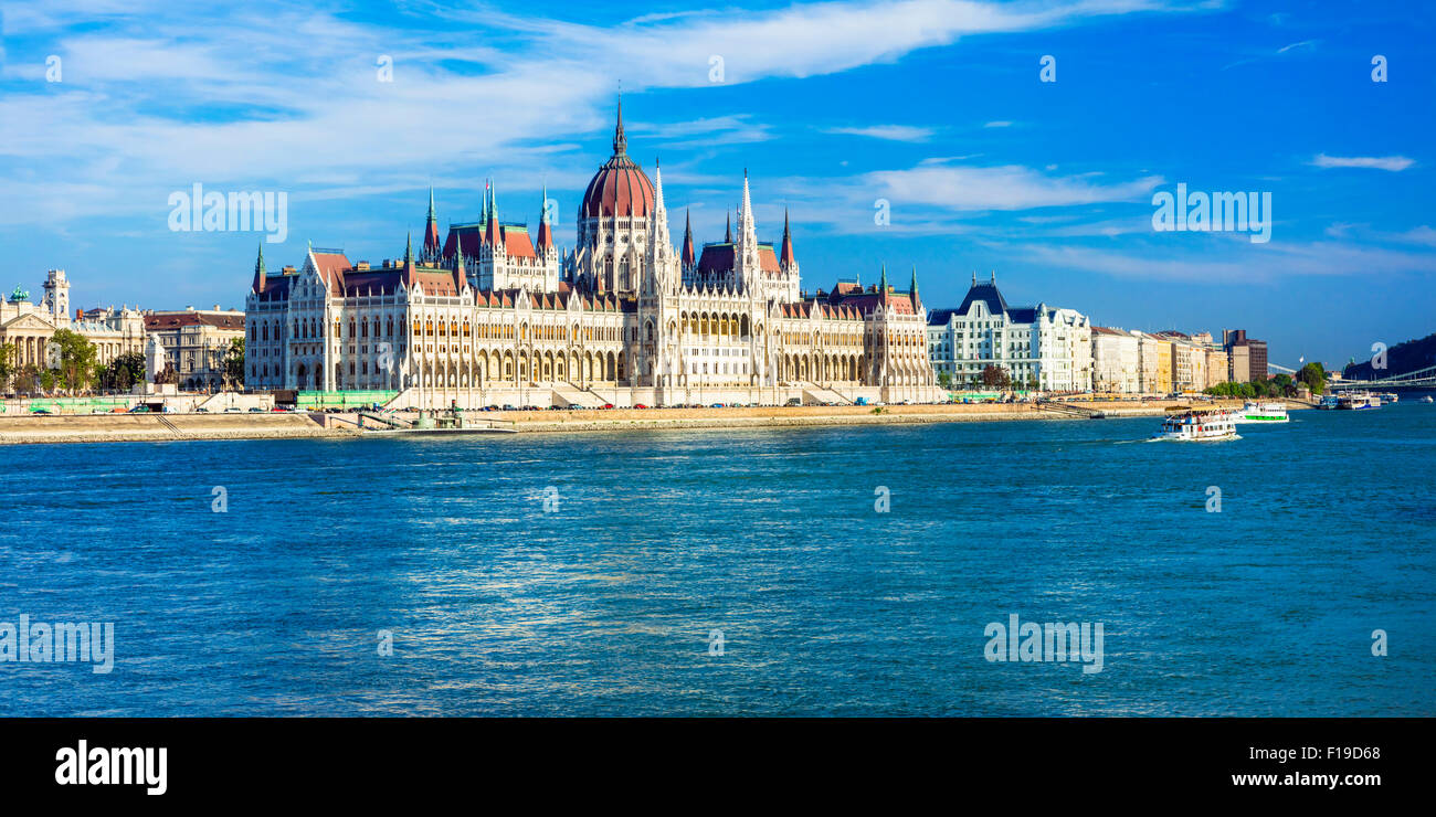 Sites touristiques européennes - Budapest, vue avec le Parlement Banque D'Images