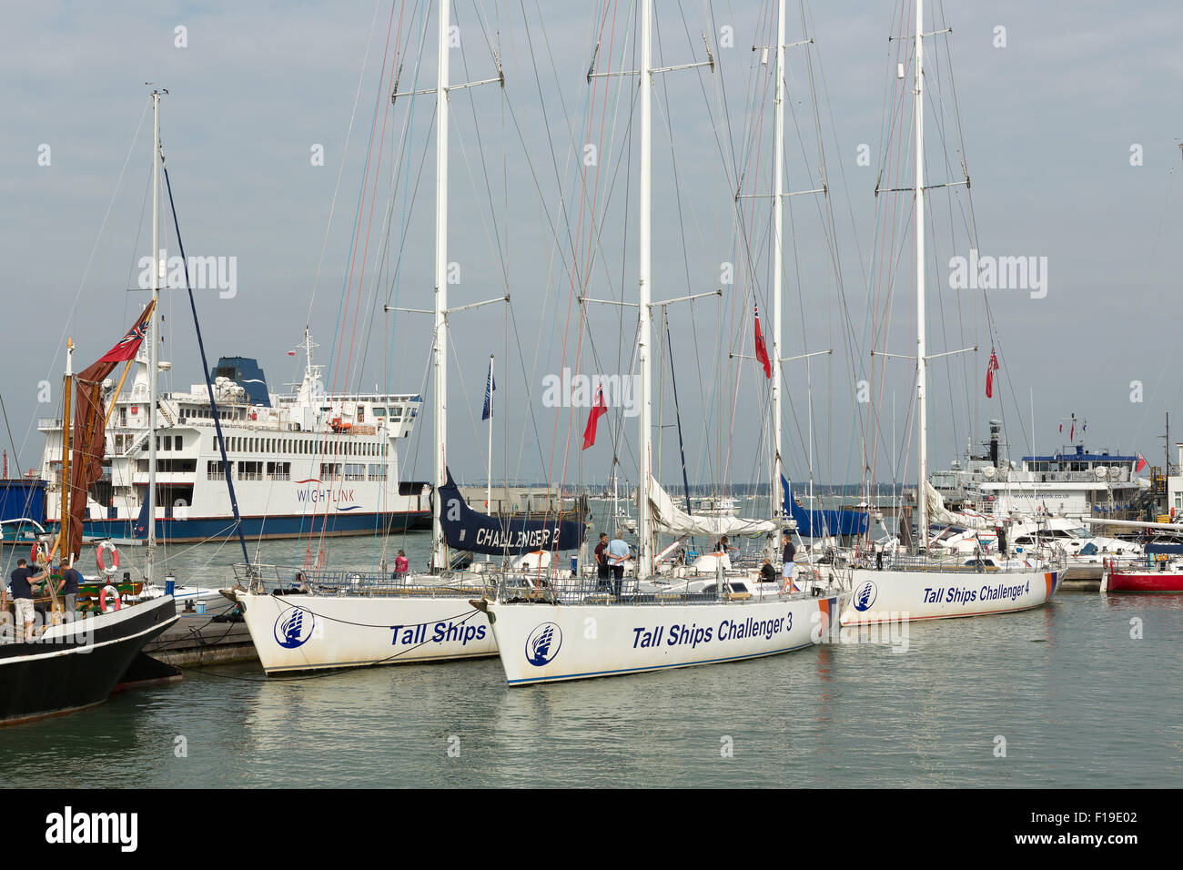 Trois bateaux qui font partie de l'Grands voiliers amarrés dans Gun Wharf Portsmouth. Banque D'Images