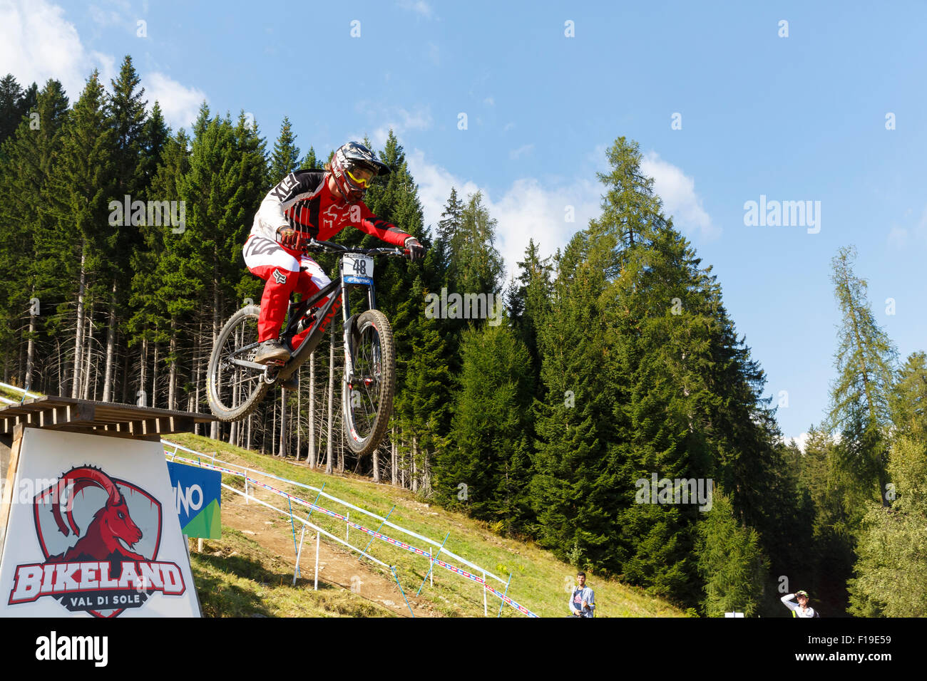 Val di Sole, Italie - 22 août 2015 : Matthew WALKER en action pendant la descente finale élite mens à la Coupe du monde MTB UCI Banque D'Images