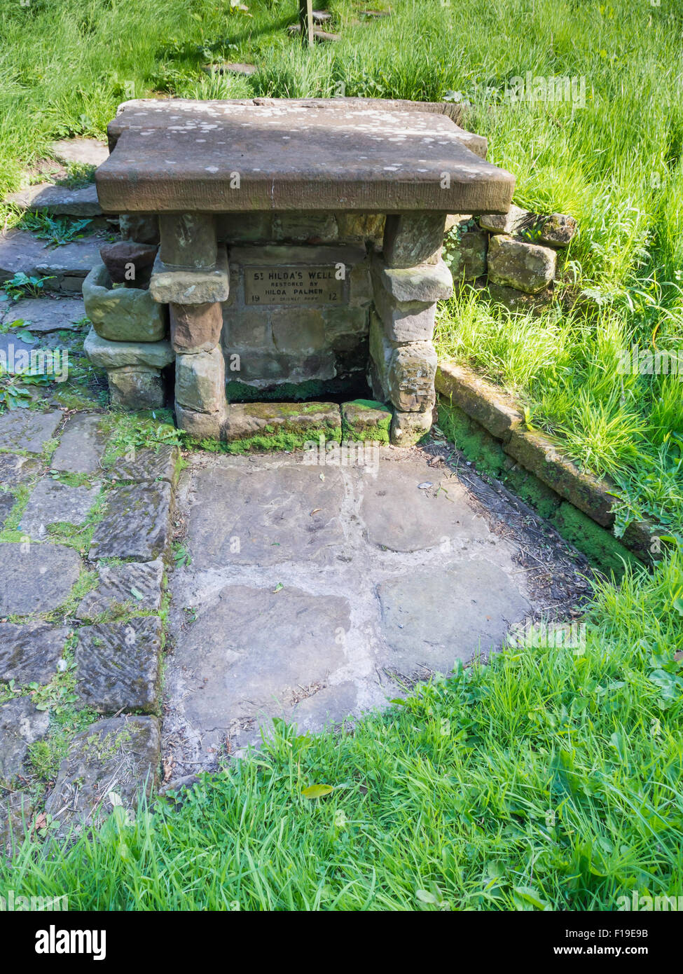 Le puits sacré de St Hilda's Churchyard dans le village de Hinderwell près de Whitby, North Yorkshire a été rénové en 1912 Banque D'Images