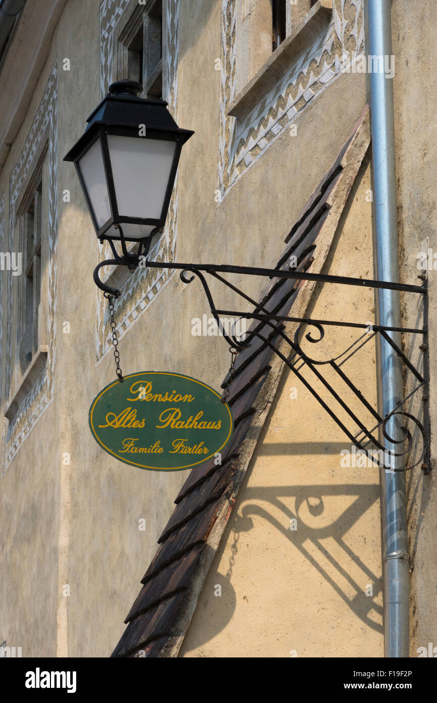 Une lampe suspendue à l'extérieur de l'ancien hôtel de ville (Rathaus) en Durnstein Banque D'Images