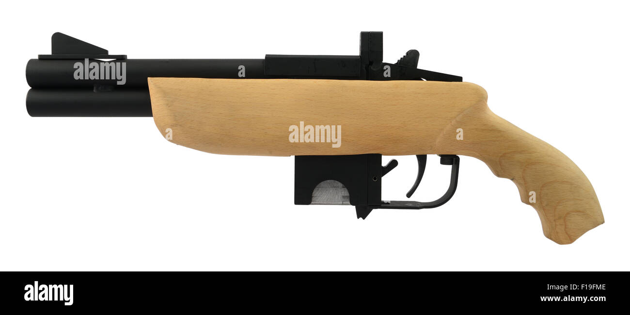 Pistolet double métal traumatique tirant des balles en caoutchouc avec un manche en bois, isolé sur blanc. Banque D'Images