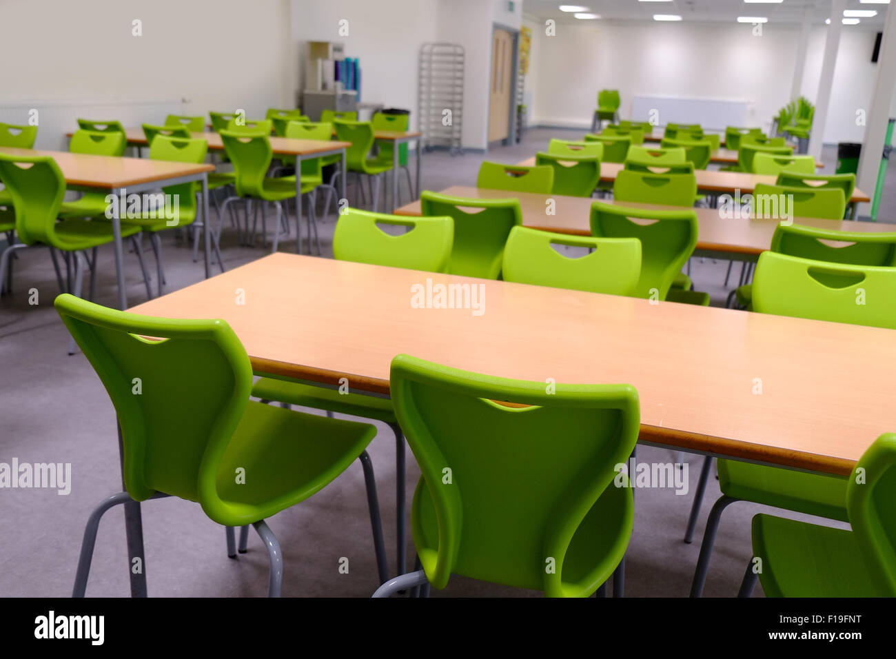 Chaises vertes dans une cantine fonctionne Banque D'Images