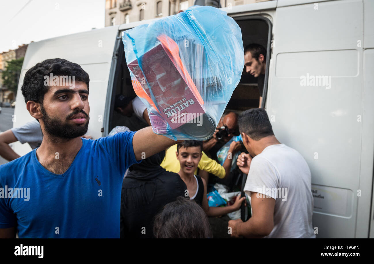 Belgrade, Serbie. 29 août 2015. Fournitures de Serbe prend les migrants en bénévolat camp de fortune dans la Bristol Park. La Serbie est l'un des principaux points d'arrêt aux Syriens, réfugiés afghans et irakiens qui tentent de rejoindre l'Europe du nord. Banque D'Images