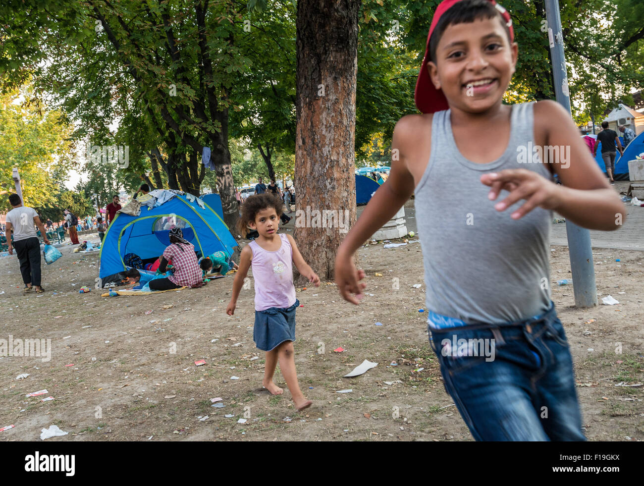 Belgrade, Serbie. 29 août 2015. Les enfants de migrants camp de fortune dans la Bristol Park. La Serbie est l'un des principaux points d'arrêt aux Syriens, réfugiés afghans et irakiens qui tentent de rejoindre l'Europe du nord. Banque D'Images