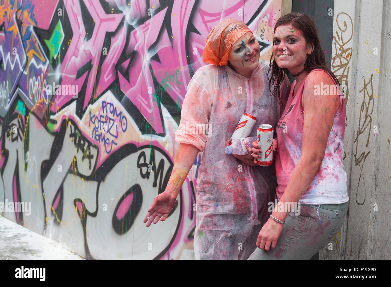 Londres, Angleterre. 30 août 2015. Le carnaval de Notting Hill, le plus grand festival de rue, commence avec la traditionnelle parade Jouvert tôt le matin où les participants jeter la farine, des œufs et de la peinture à l'autre. Le carnaval a lieu dans le quartier de Notting Hill, Londres, sur le week-end férié d'août. Banque D'Images