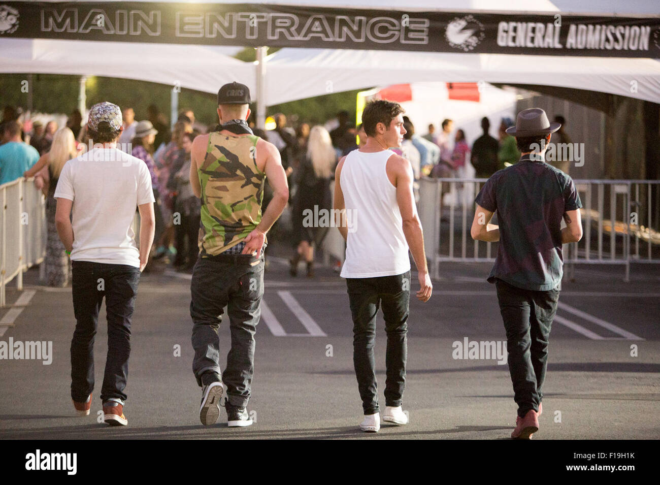 Nous sommes vos amis est un film américain de 2015 réalisé par Max Joseph dans ses débuts de réalisateur, et écrit par Joseph et Meaghan Oppenheimer, d'une histoire par Richard Silverman. Le film stars Zac Efron, Emily Ratajkowski, et Wes Bentley. Cette photo est pour un usage éditorial uniquement et est l'auteur de la société film et/ou le photographe attribué par le film ou la société de production et ne peut être reproduite que par des publications dans le cadre de la promotion du film ci-dessus. Un crédit obligatoire pour l'entreprise de film est nécessaire. Le photographe devrait également être portés lorsqu'il est connu. Banque D'Images