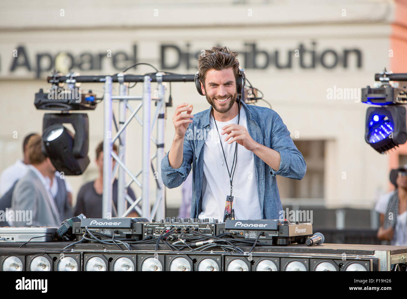 Nous sommes vos amis est un film américain de 2015 réalisé par Max Joseph dans ses débuts de réalisateur, et écrit par Joseph et Meaghan Oppenheimer, d'une histoire par Richard Silverman. Le film stars Zac Efron, Emily Ratajkowski, et Wes Bentley. Cette photo est pour un usage éditorial uniquement et est l'auteur de la société film et/ou le photographe attribué par le film ou la société de production et ne peut être reproduite que par des publications dans le cadre de la promotion du film ci-dessus. Un crédit obligatoire pour l'entreprise de film est nécessaire. Le photographe devrait également être portés lorsqu'il est connu. Banque D'Images