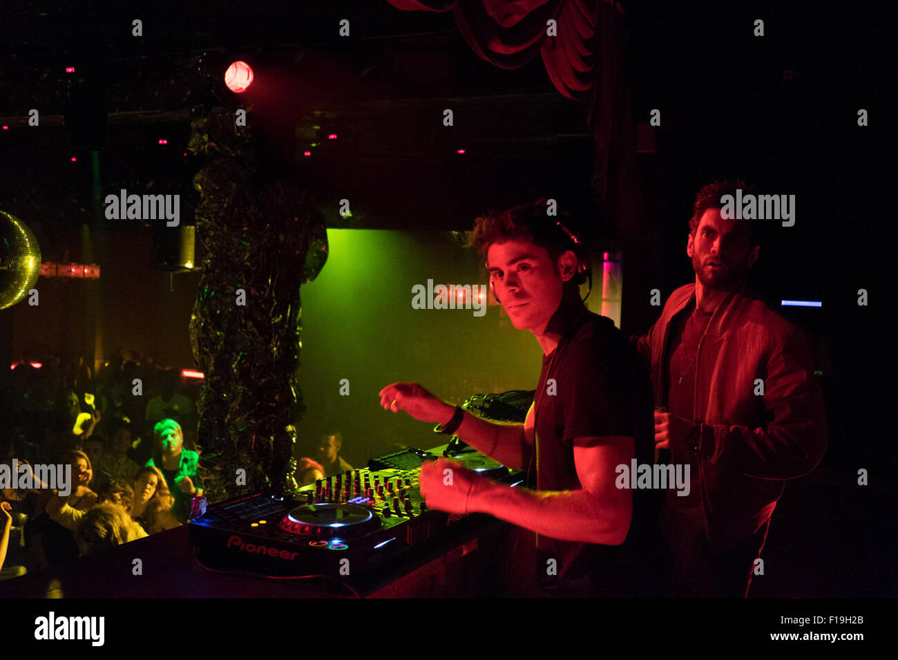 Nous sommes vos amis est un film américain de 2015 réalisé par Max Joseph dans ses débuts de réalisateur, et écrit par Joseph et Meaghan Oppenheimer, d'une histoire par Richard Silverman. Le film stars Zac Efron, Emily Ratajkowski, et Wes Bentley. Cette photo est pour un usage éditorial uniquement et est l'auteur de la société film et/ou le photographe attribué par le film ou la société de production et ne peut être reproduite que par des publications dans le cadre de la promotion du film ci-dessus. Un crédit obligatoire pour l'entreprise de film est nécessaire. Le photographe devrait également être portés lorsqu'il est connu. Banque D'Images