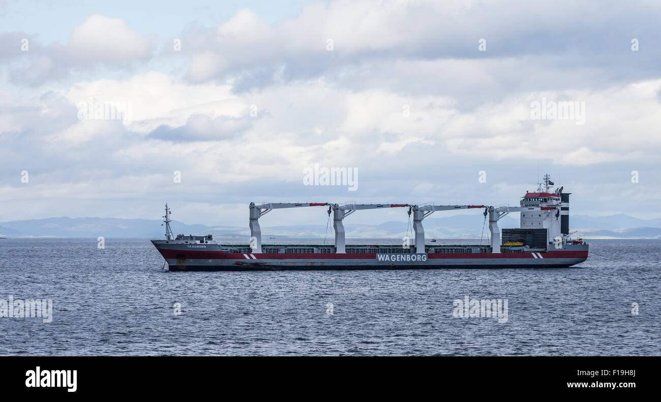 Taagborg, un transporteur de fret sec polyvalents appartenant à la propriété de Wagenborg Royale, à l'ancre dans le Firth of Clyde à Brodick Banque D'Images