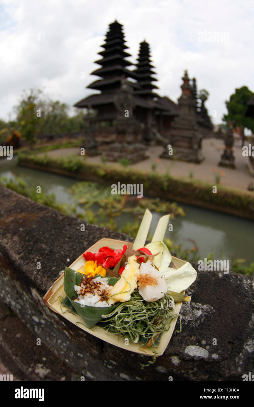 Px41766-D. offrant à gauche en face de pagodes à Pura Taman Ayun. Bali, Indonésie. Photo Copyright © Brandon Cole Banque D'Images