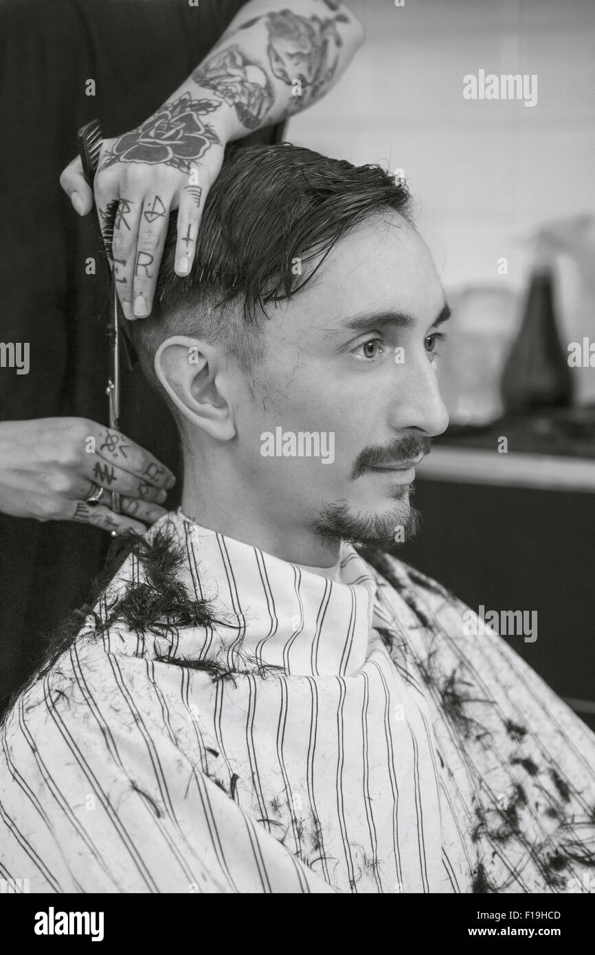 L'homme une coupe à une boutique de coiffeur Banque D'Images