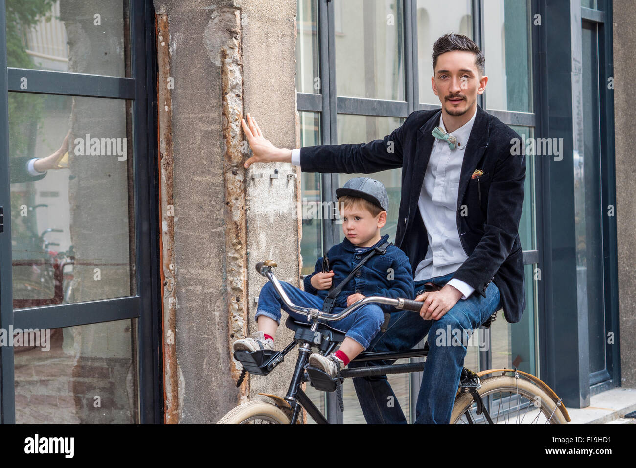 Père et fils équitation le vélo dans la ville Banque D'Images