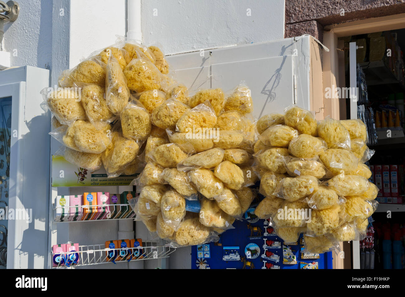 Sacs d'éponges de mer naturelles à vendre à Oia, Santorin, Grèce. Banque D'Images