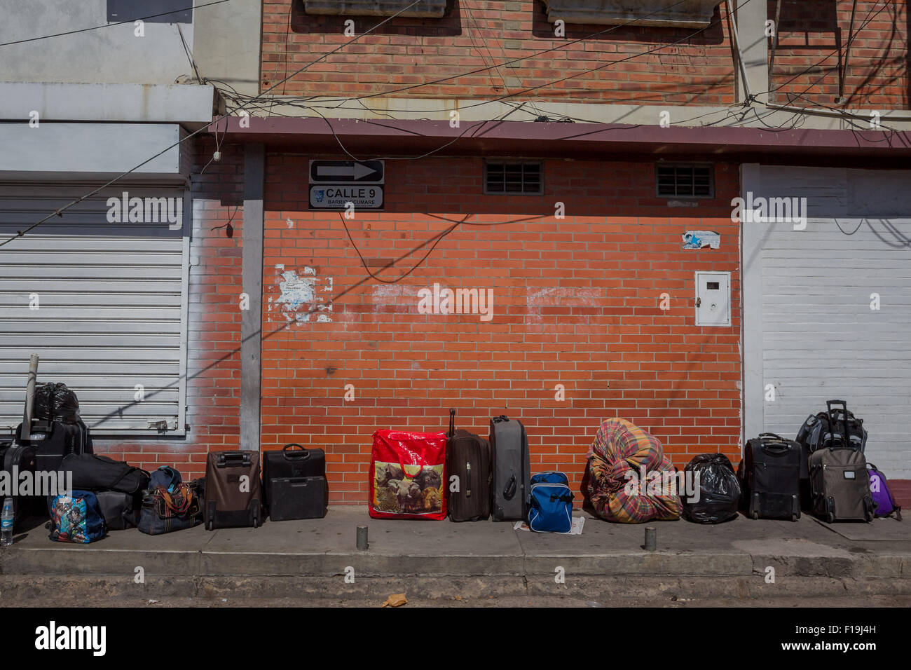 San Antonio de Tachira, Venezuela. Août 30, 2015. Les bagages des personnes en attente de traverser le pont international sont vus à proximité de la frontière douanière entre la Colombie et le Venezuela, dans la ville de San Antonio de Tachira, capitale de la municipalité de Bolivar, dans l'état de Tachira, Venezuela, le 30 août 2015. Le Président du Venezuela Nicolas Maduro a décidé de fermer une partie de la frontière avec la Colombie depuis le 19 août, après trois soldats vénézuéliens et un civil ont été blessés dans une attaque contre de présumés contrebandiers dans la région frontalière. © Str/Xinhua/Alamy Live News Banque D'Images