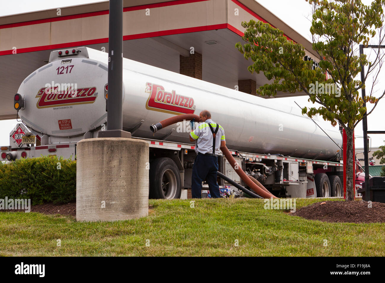 Un réservoir de carburant tracteur semi-remorque à gas station - Virginia USA Banque D'Images