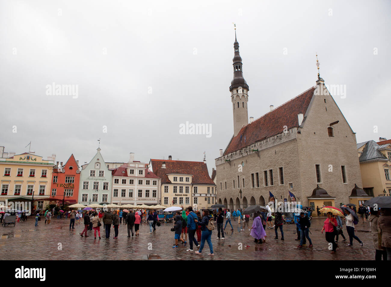 Hôtel de ville de Tallinn, Estonie alors que de pleuvoir en été Banque D'Images