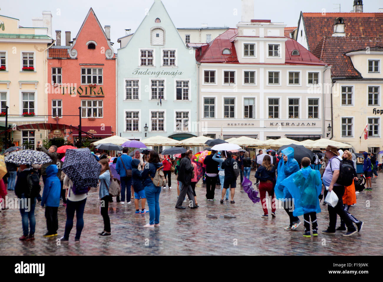 Hôtel de ville de Tallinn, Estonie alors que de pleuvoir en été Banque D'Images