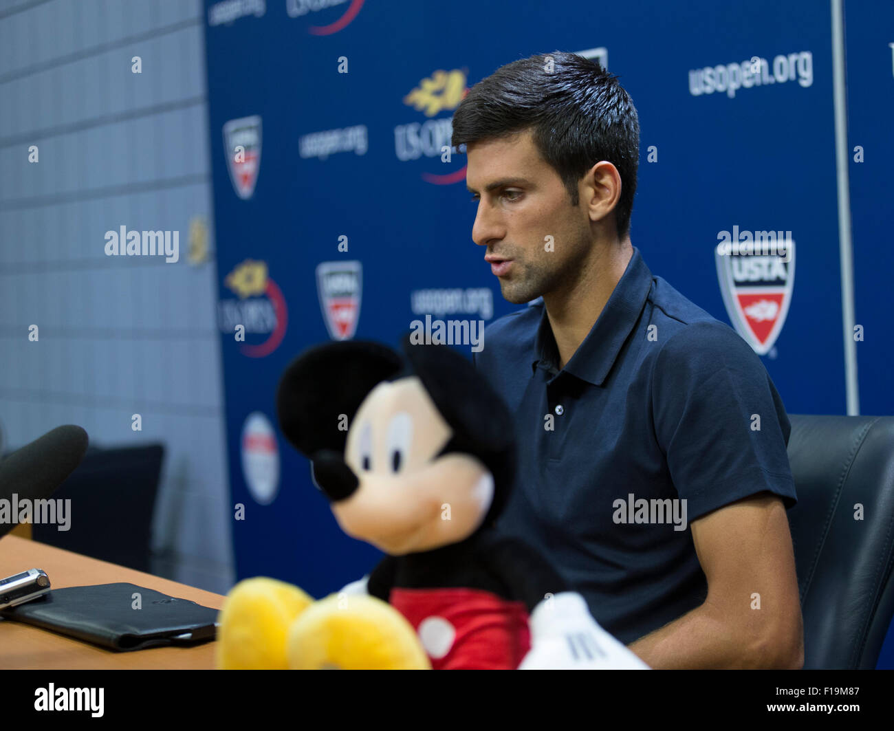 New York, NY - 29 août 2015 : Novak Djokovic de Serbie et Mickey Mouse assister à une conférence de presse à l'US Open Championship en Arthur Ash Stadium Banque D'Images