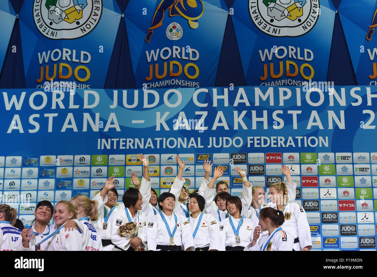 L'équipe féminine du Japon (JPN), groupe 30 AOÛT 2015 - Judo : le championnat du monde de judo l'équipe Astana 2015 Femmes cérémonie des médailles à l'ALAU Ice Palace à Astana, Kazakhstan. (Photo par AFLO SPORT) Banque D'Images