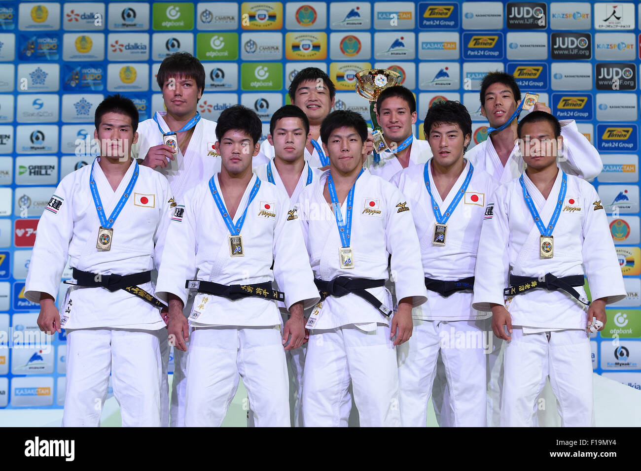 Groupe de l'équipe du Japon (JPN), le 30 août 2015 - Judo : le championnat du monde de judo 2015 l'équipe Astana Hommes Médaille cérémonie au Palais de glace Alau à Astana, Kazakhstan. (Photo par AFLO SPORT) Banque D'Images