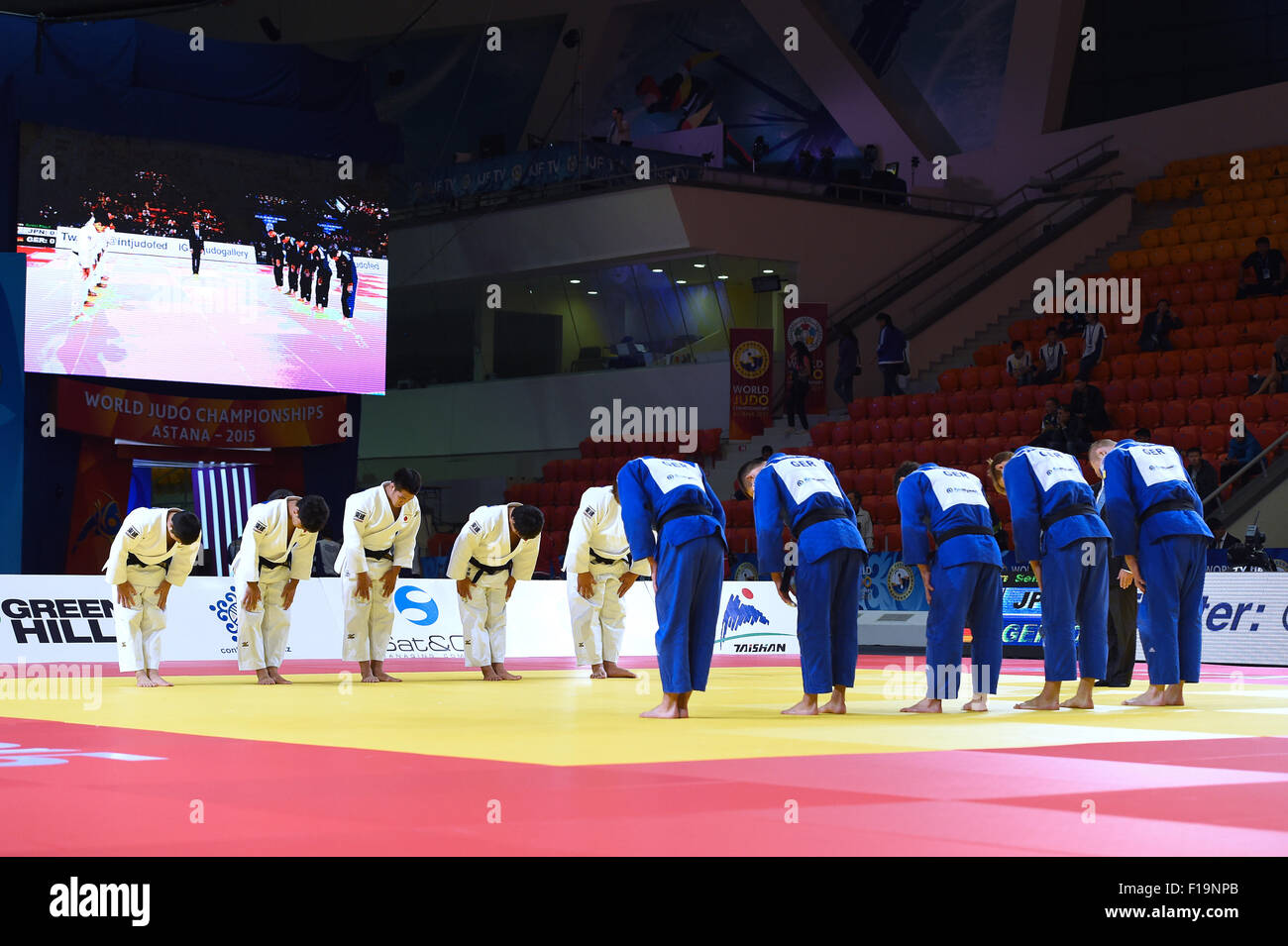 (L-R) Groupe de l'équipe du Japon (JPN), l'Allemagne (GER) Groupe de l'équipe, le 30 août 2015 - Judo : le championnat du monde de judo l'équipe Astana 2015 Quart de finale hommes à Alau Ice Palace à Astana, Kazakhstan. (Photo par AFLO SPORT) Banque D'Images