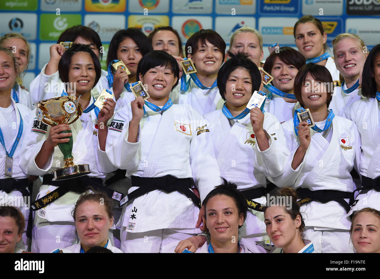 Astana, Kazakhstan. Août 30, 2015. L'équipe féminine du Japon (JPN) groupe Judo : le championnat du monde de judo l'équipe Astana 2015 Femmes cérémonie des médailles à l'ALAU Ice Palace à Astana, Kazakhstan . Credit : AFLO SPORT/Alamy Live News Banque D'Images
