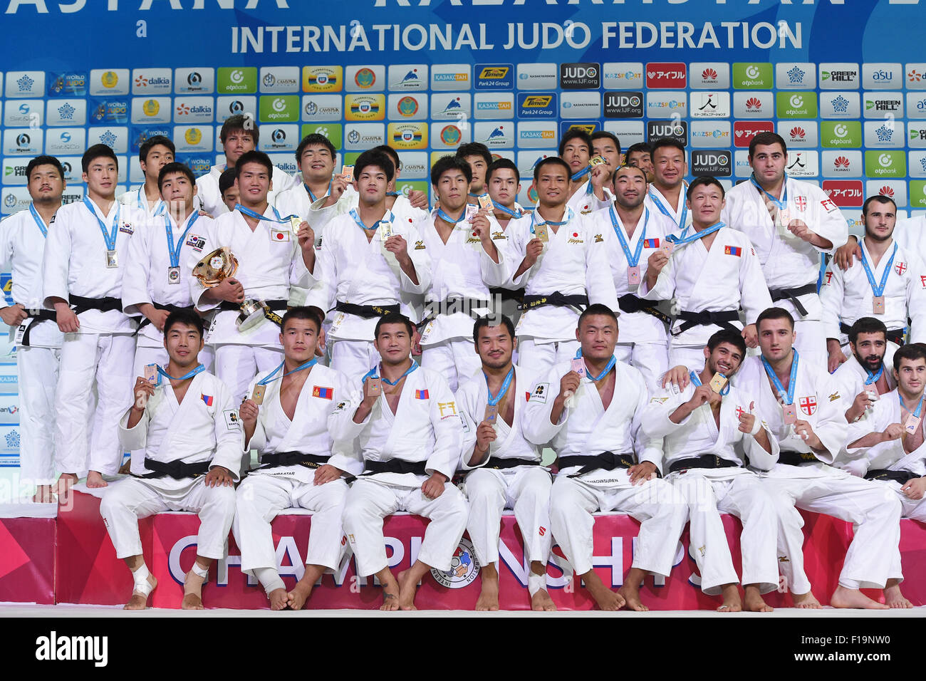 Astana, Kazakhstan. Août 30, 2015. Groupe de l'équipe du Japon (JPN) Judo : le championnat du monde de judo 2015 l'équipe Astana Hommes Médaille cérémonie au Palais de glace Alau à Astana, Kazakhstan . Credit : AFLO SPORT/Alamy Live News Banque D'Images