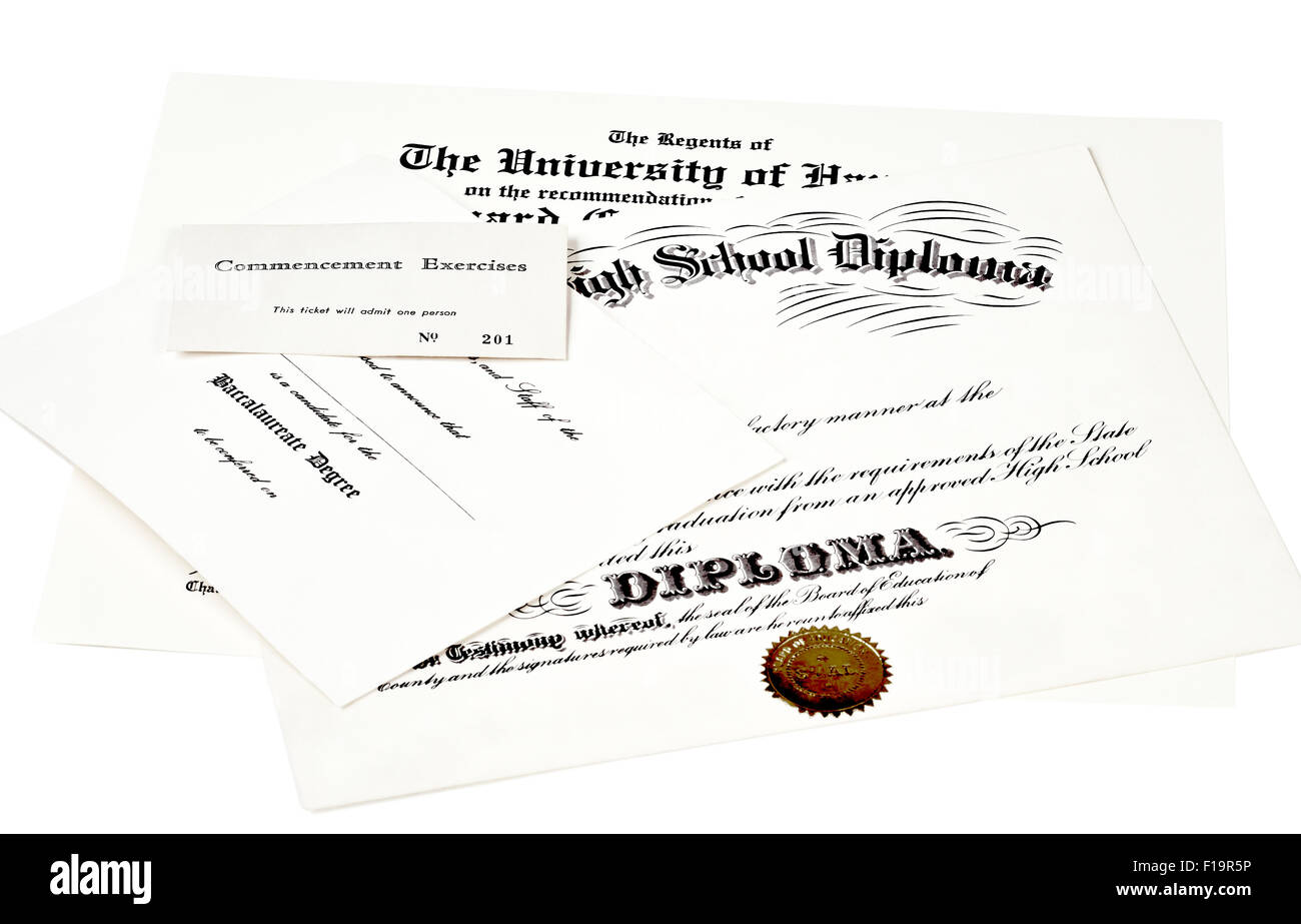 Les documents de certification, y compris l'Éducation Diplôme d'études secondaires,début Billet, et d'un diplôme universitaire isolated on white Banque D'Images