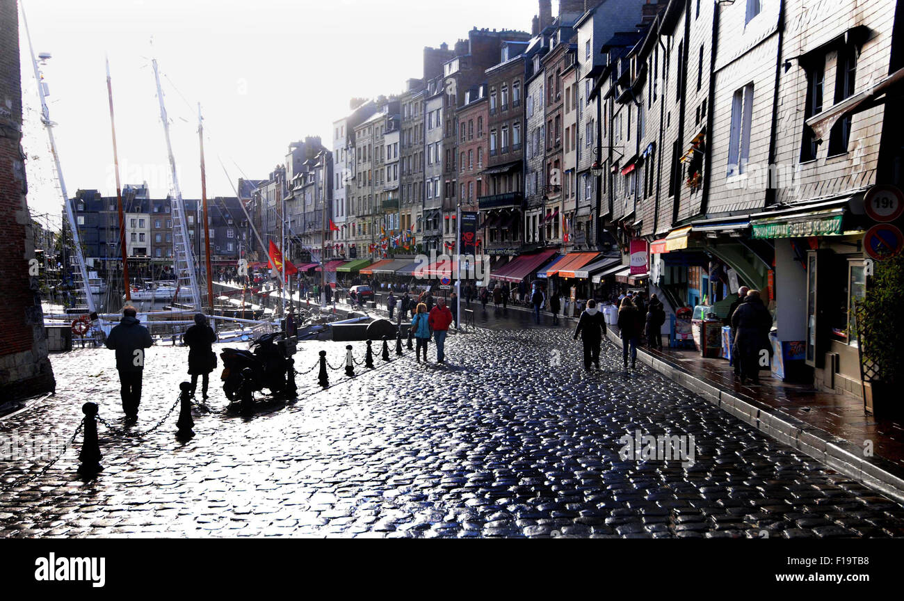 Les rues pavées de la ville pittoresque de Honfleur, France. Banque D'Images