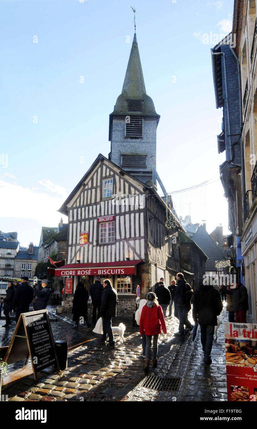 Les rues pavées et maisons à colombages à Honfleur, France. Banque D'Images