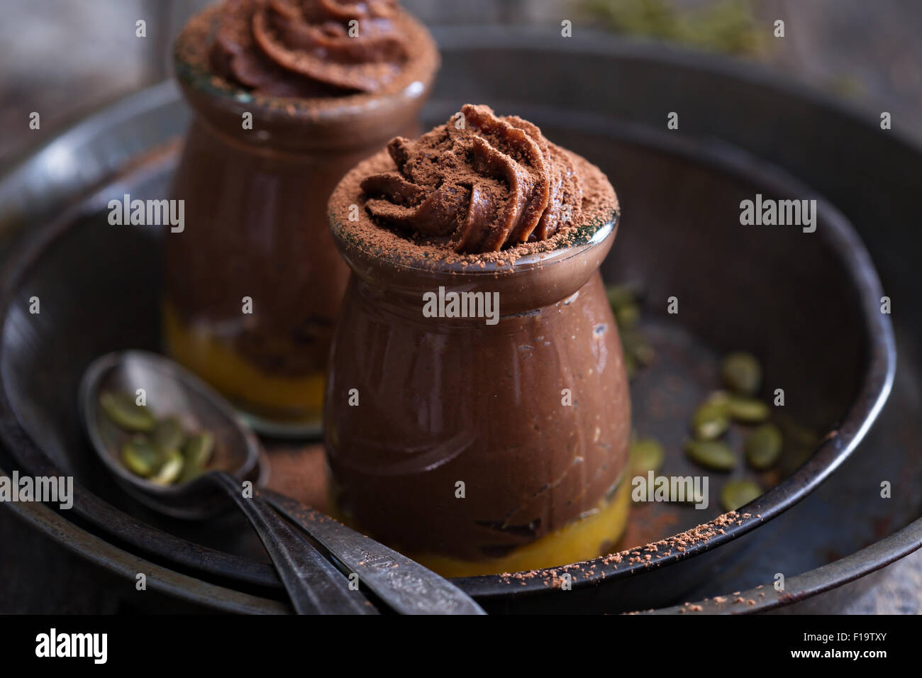 Pudding de potiron chocolat végétalien sain en pots Banque D'Images