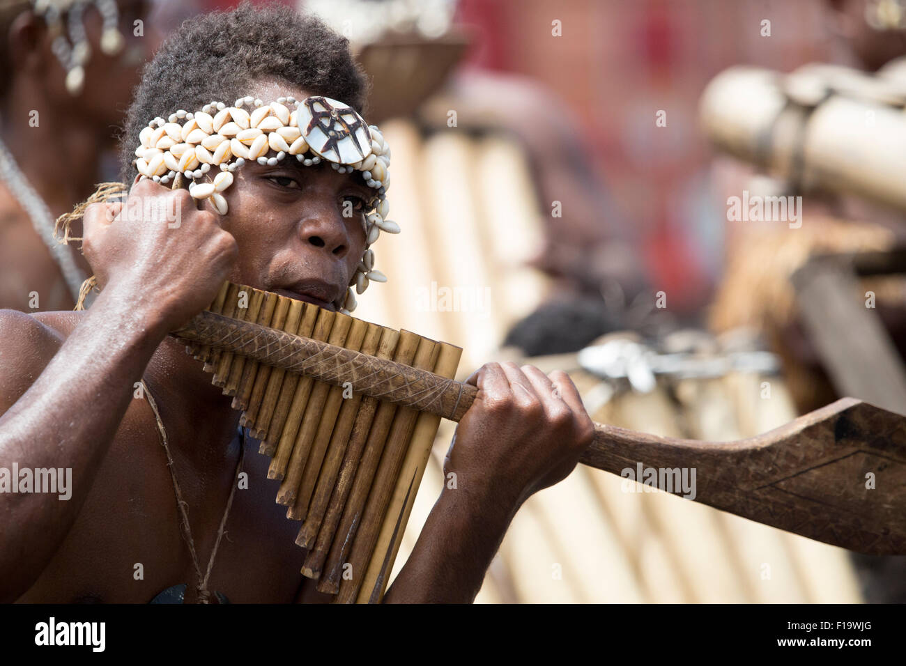 Honiara, Îles Salomon, musicien local joue la flûte de pan. Banque D'Images