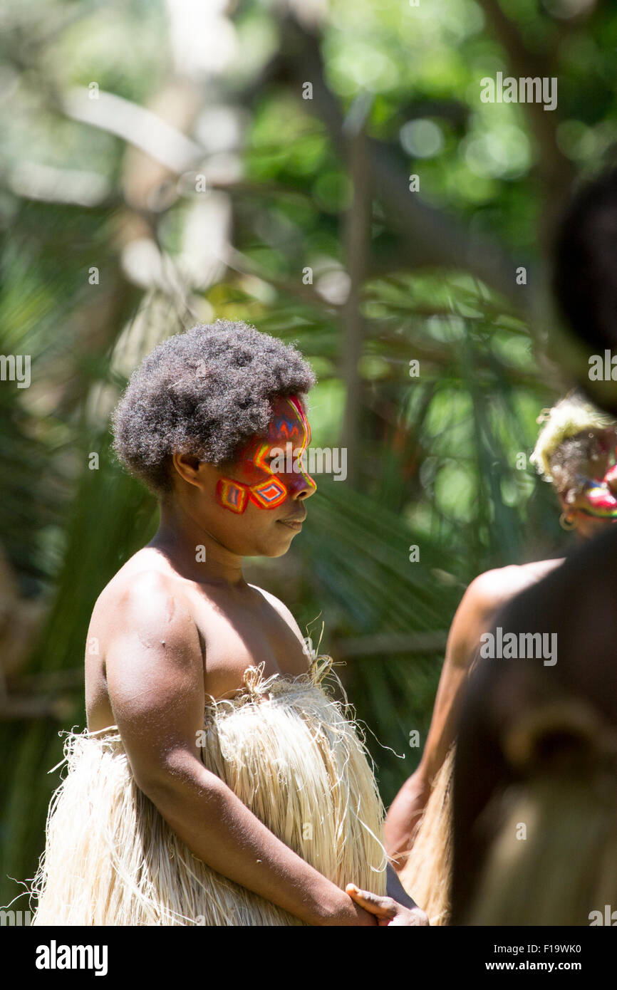 La Mélanésie, Vanuatu, l'île de Tanna, portrait de femme de la région avec la peinture pour le visage. Banque D'Images