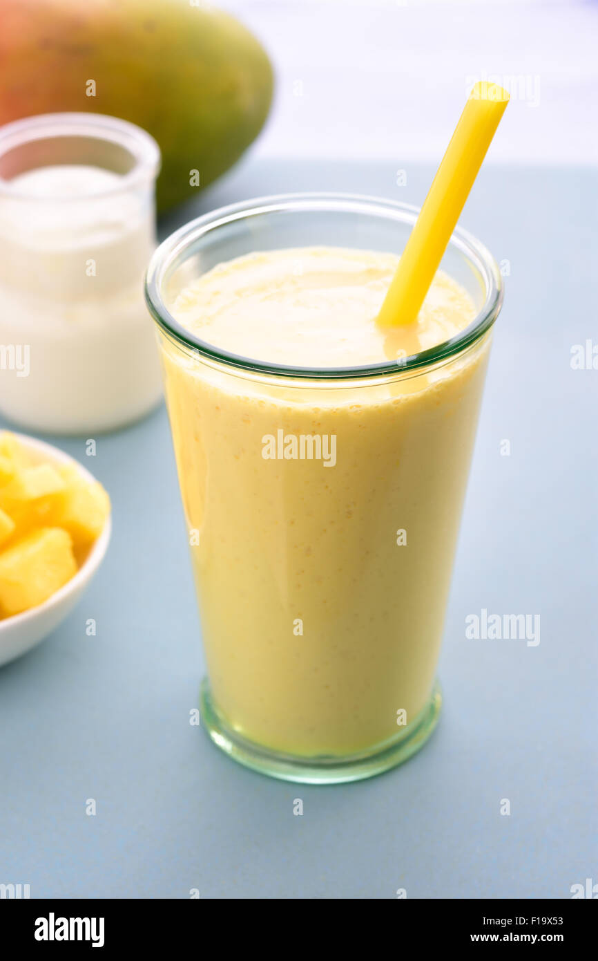 Lassi à la mangue. Smoothie mangue faites à la mangue et du yaourt, yogourt. Focus sélectif. Banque D'Images