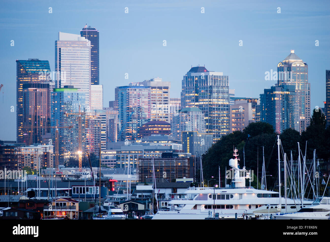La ligne de nouveaux bâtiments scintillant Seattle Skyline contemporain Banque D'Images