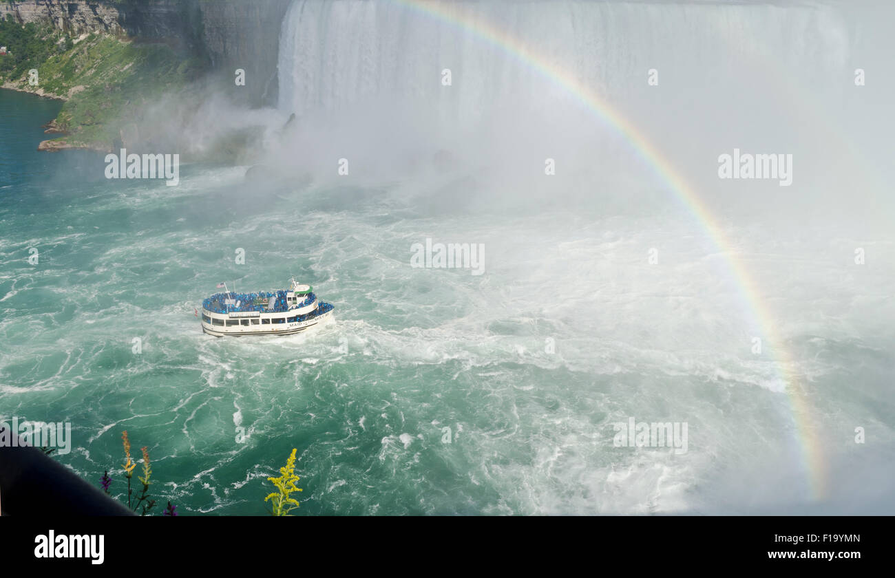 Maid of the Mist Boat cruise s'approche des chutes Niagara à Niagara Falls. Vue du côté canadien. Dans la brume arc-en-ciel. Banque D'Images
