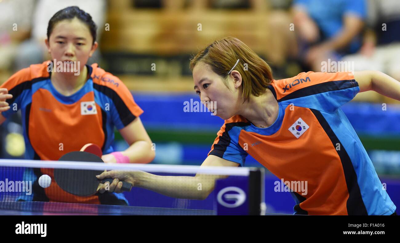 Olomouc, République tchèque. Août 30, 2015. Jeon Ji Hee, à gauche, et le Yang Ha Eun de Corée a remporté la finale en double contre Doo Tie Yana, Kem Hoi An de Hong Kong dans le tournoi de l'ITTF World Tour à Olomouc, République tchèque, le 30 août 2015. Credit : Ludek Perina/CTK Photo/Alamy Live News Banque D'Images